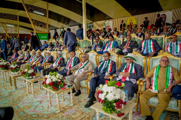 Madaxweynaha Jamhuuriyadda Somaliland ayaa shacabka kala qaybgalay munaasibad ballaadhan oo lagu xusayey 35-guurada kasoo wareegtay markii ay xorriyaddeeda dib ula soo noqotay jamhuuriyadda ay dunidu